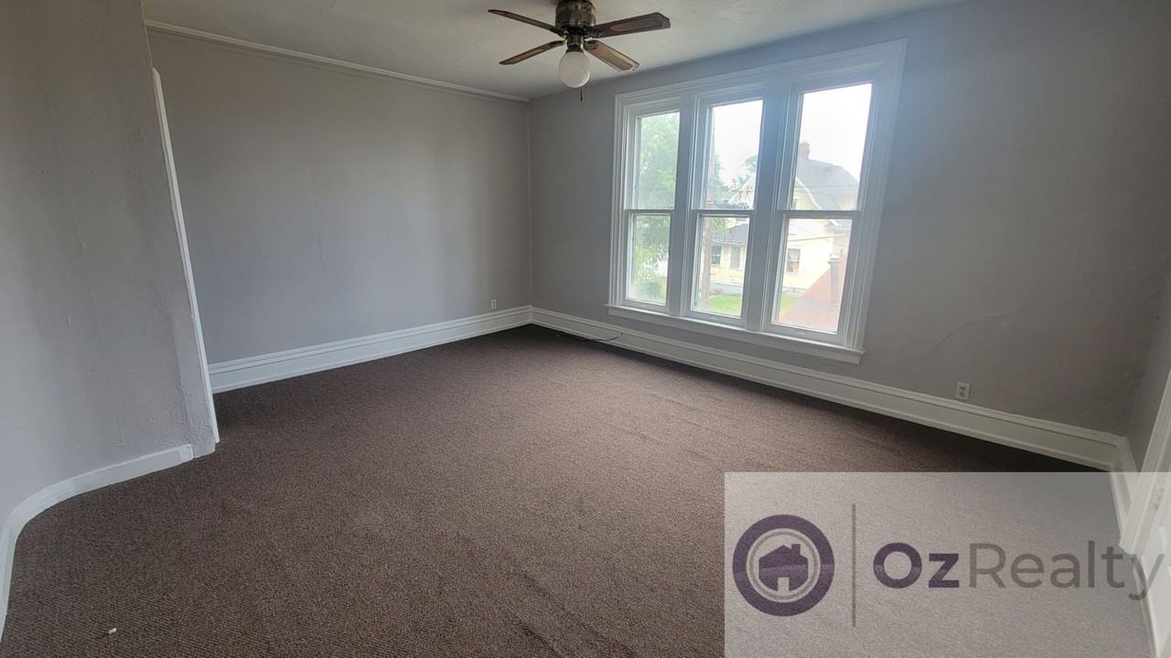 1016 Mallet St - Photo 3 of 10