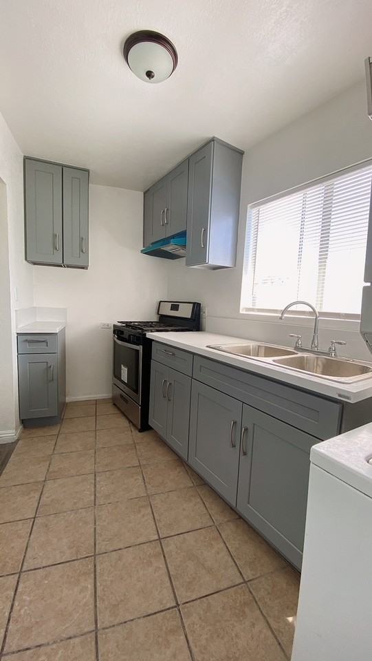 2728 Exposition Place - Photo 5 of 46