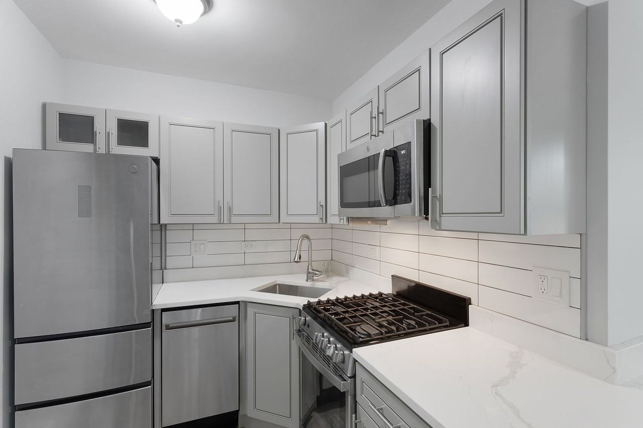 The 1521 Sherwin - Photo 3 of 13
