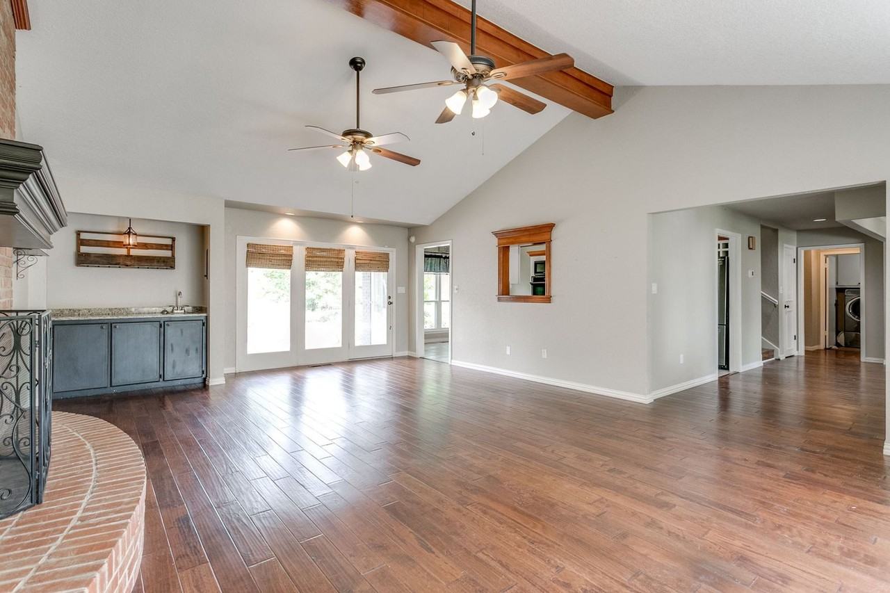 1309 Fox Lake Ln - Photo 7 of 33