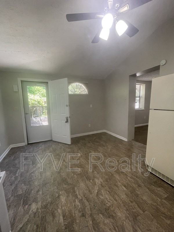 516 N Houston St - Photo 3 of 31