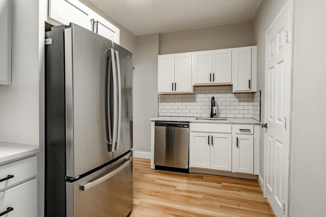 235 W Chestnut St #1 - Photo 4 of 12