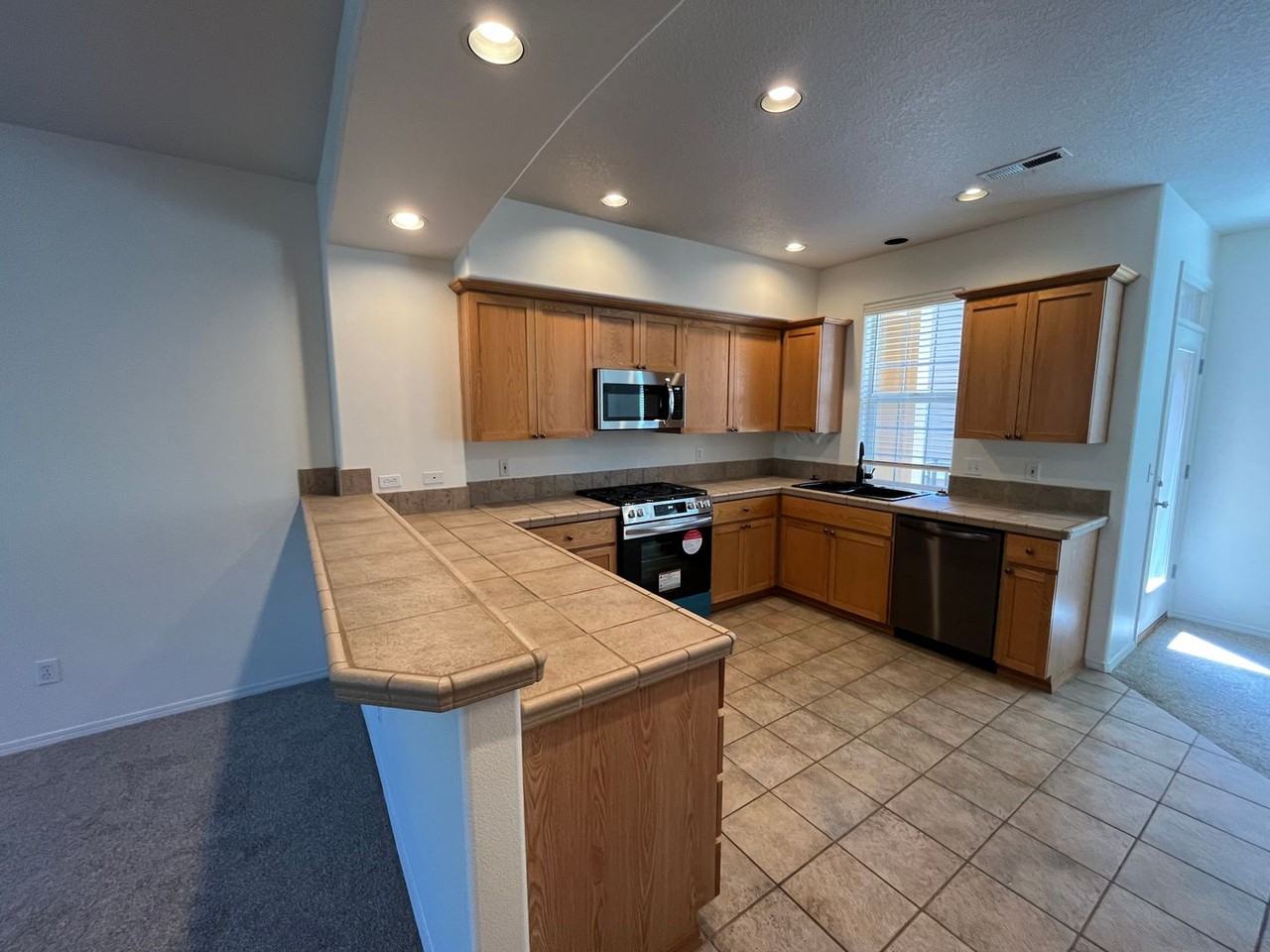 6030 Ne Maidstone St - Photo 5 of 33