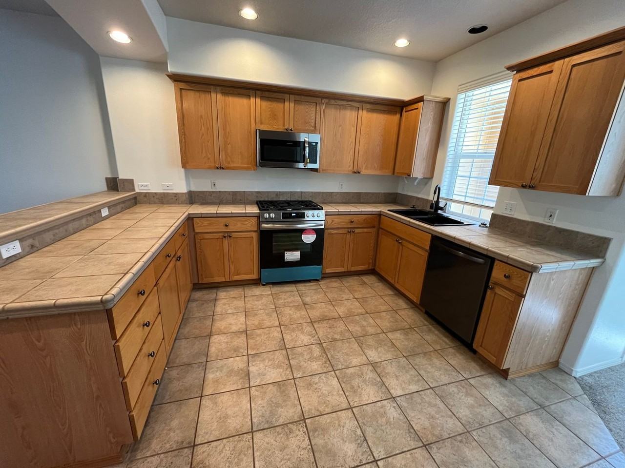 6030 Ne Maidstone St - Photo 6 of 33