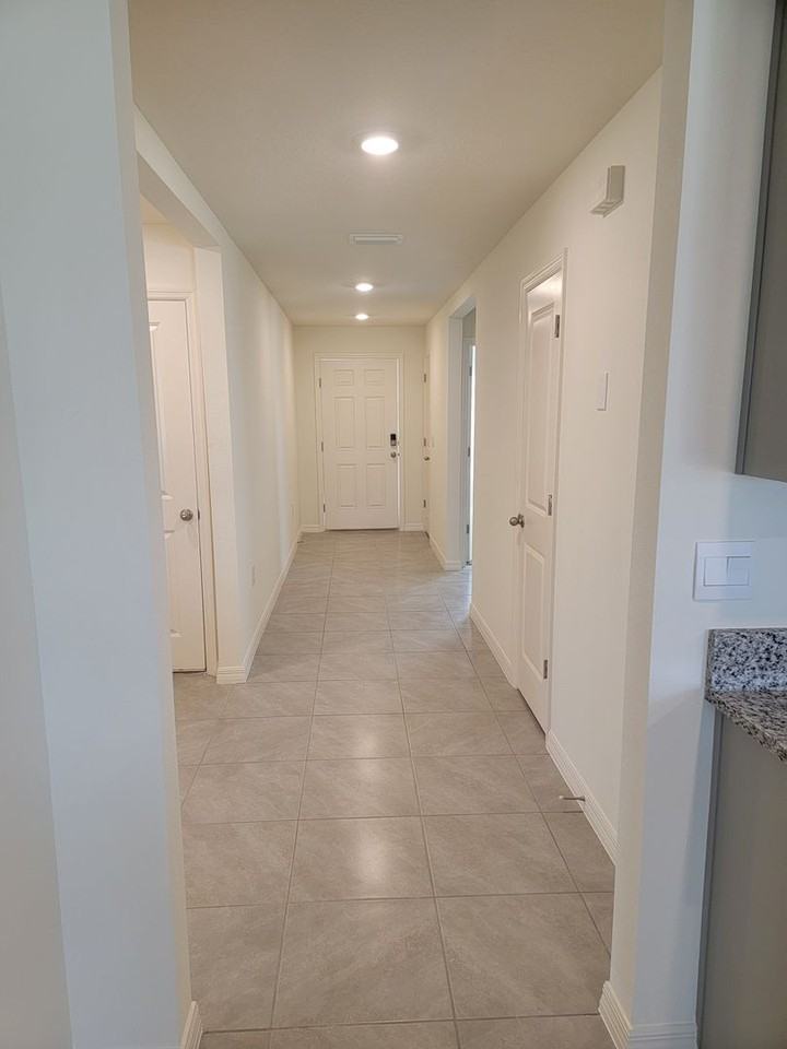 411 W Putting Green Ct - Photo 3 of 17
