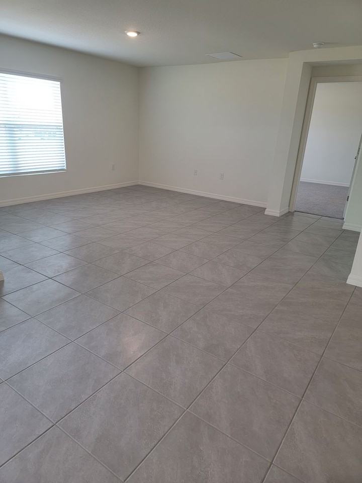 411 W Putting Green Ct - Photo 5 of 17