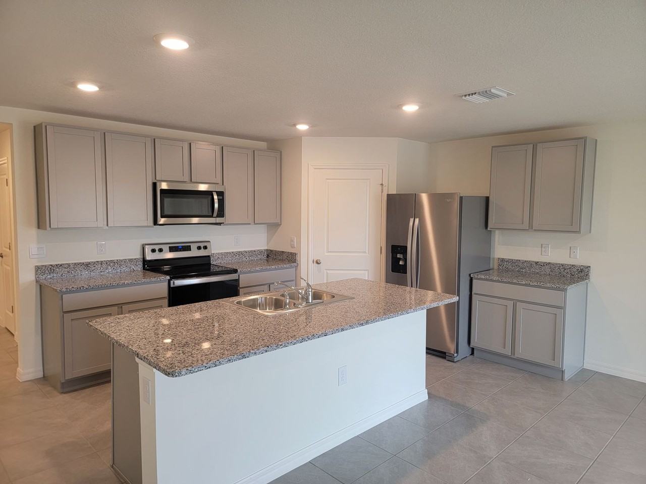 411 W Putting Green Ct - Photo 6 of 17