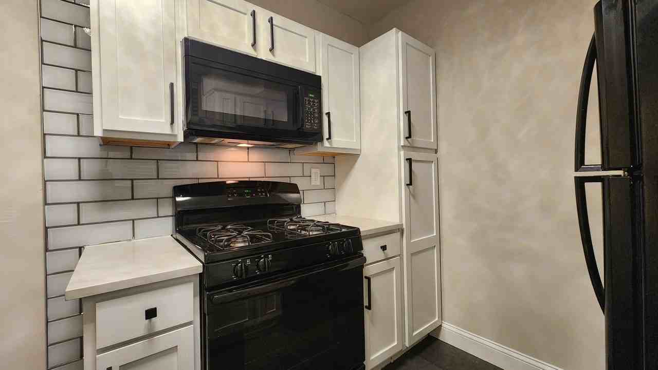 1038 Sanford Ave - Photo 2 of 10