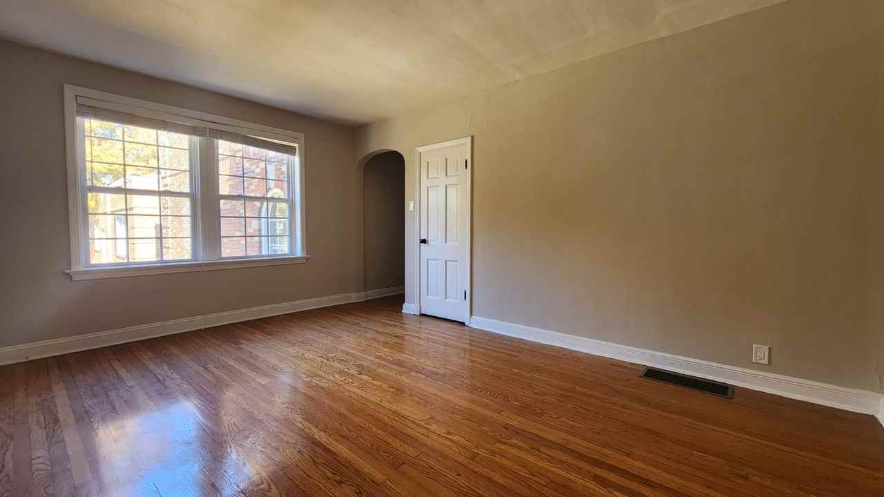 1038 Sanford Ave - Photo 3 of 10