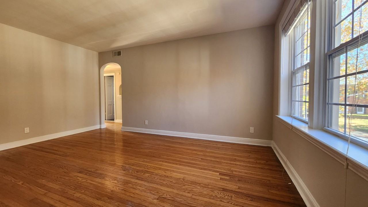 1038 Sanford Ave - Photo 4 of 10