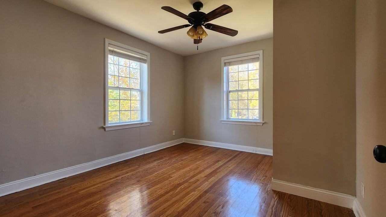 1038 Sanford Ave - Photo 6 of 10