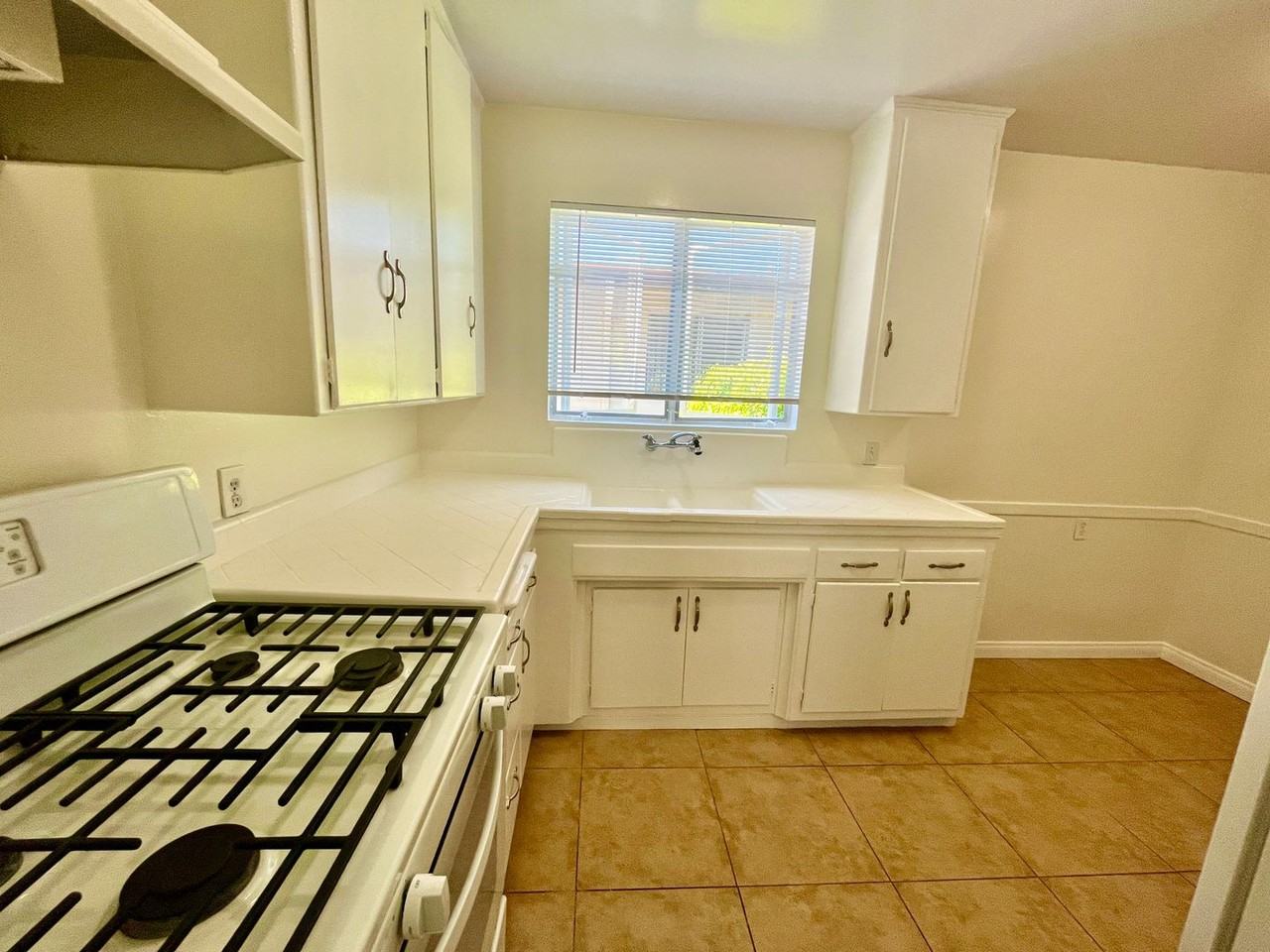 316 S Doheny Dr #4 - Photo 3 of 8