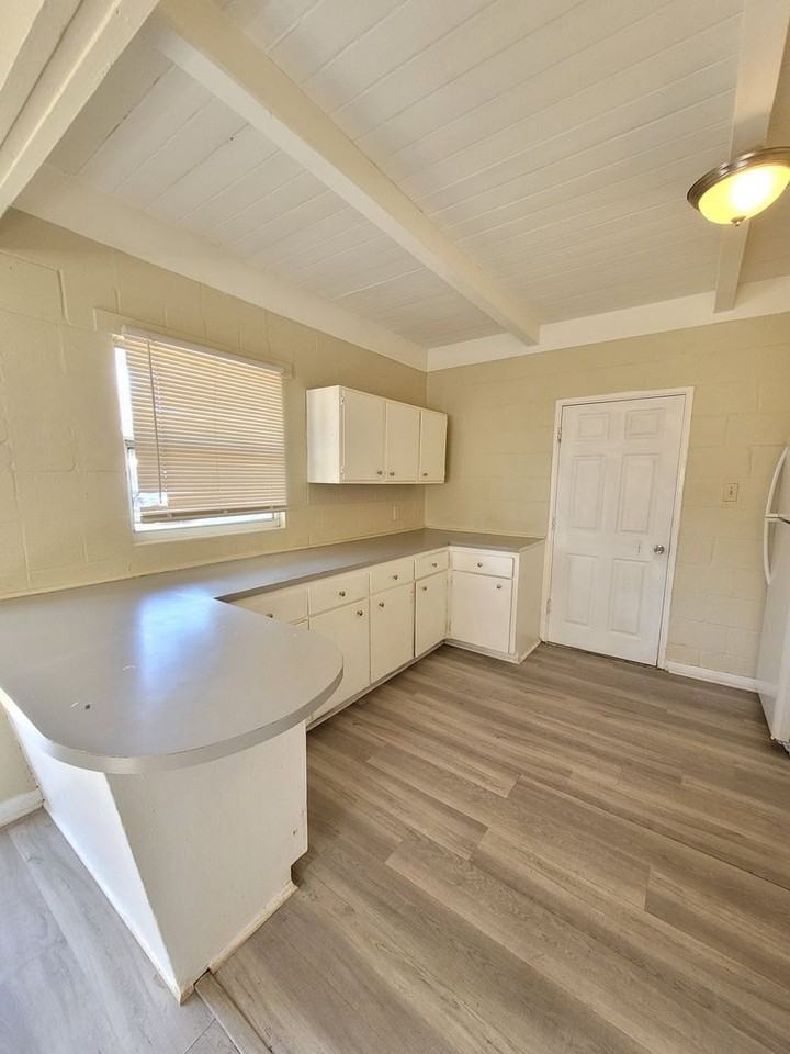 402 New York Drive - Photo 6 of 12