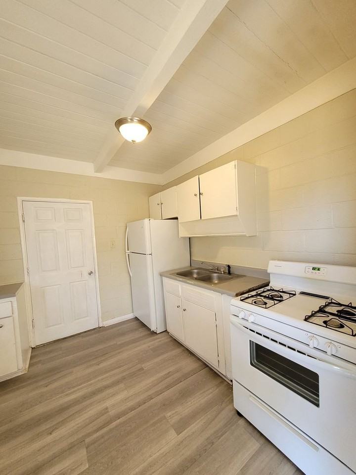 402 New York Drive - Photo 7 of 12