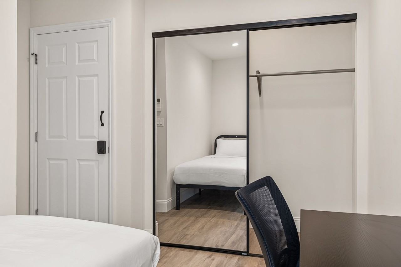 A 5 bedroom, 3 bathroom apartment with common areas and a fully functional kitchen at 1738 Kelton Ave. - Photo 5 of 20
