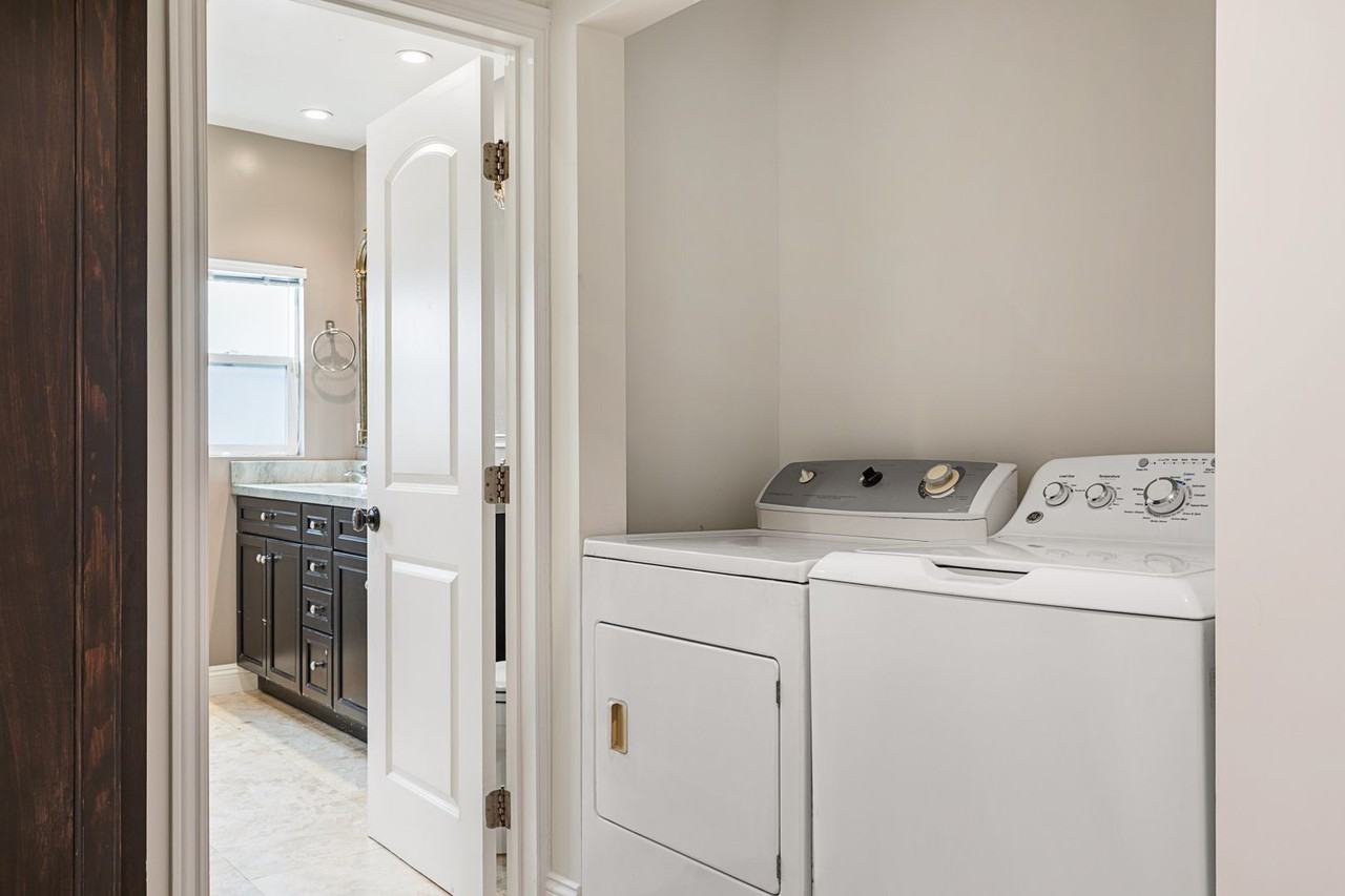 A 5 bedroom, 3 bathroom apartment with common areas and a fully functional kitchen at 1738 Kelton Ave. - Photo 7 of 20