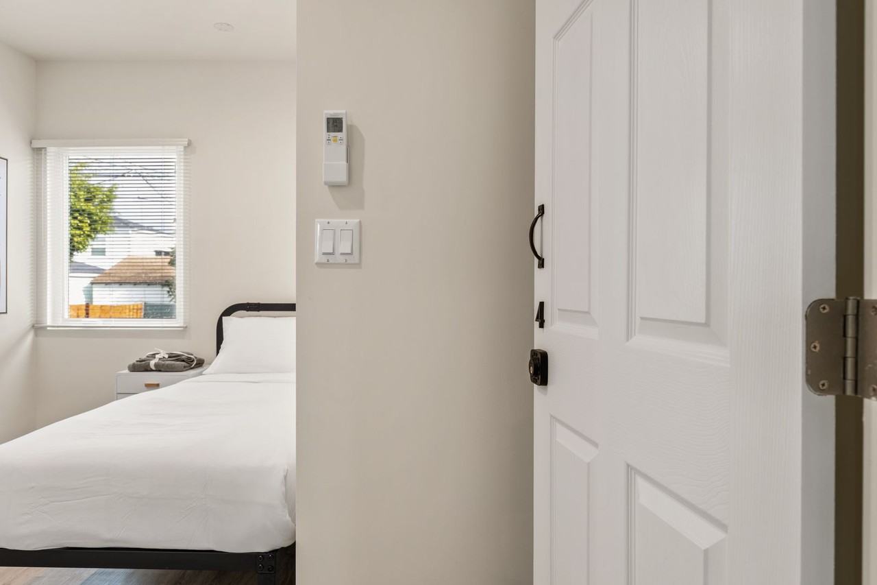 A 5 bedroom, 3 bathroom apartment with common areas and a fully functional kitchen at 1738 Kelton Ave. - Photo 4 of 20