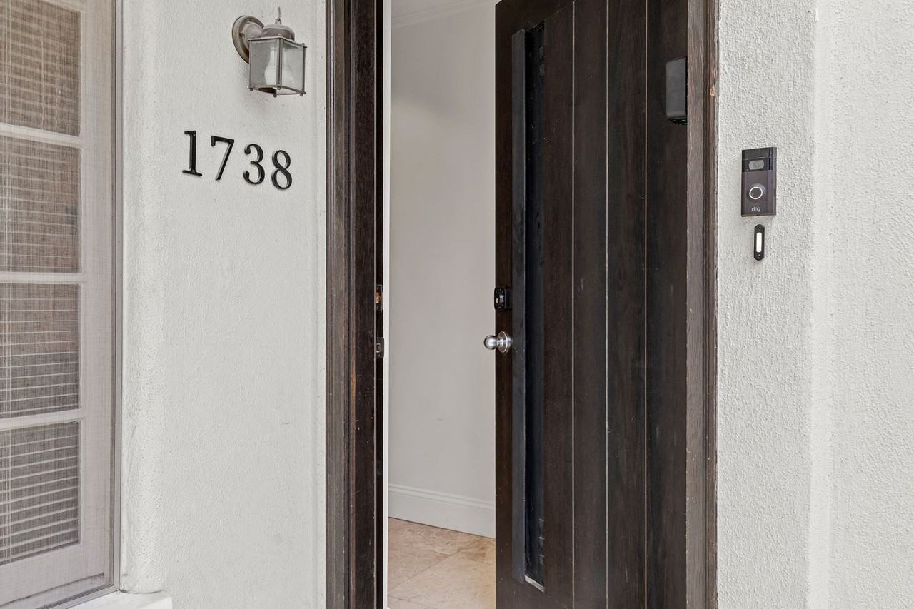 A 5 bedroom, 3 bathroom apartment with common areas and a fully functional kitchen at 1738 Kelton Ave. - Photo 6 of 20