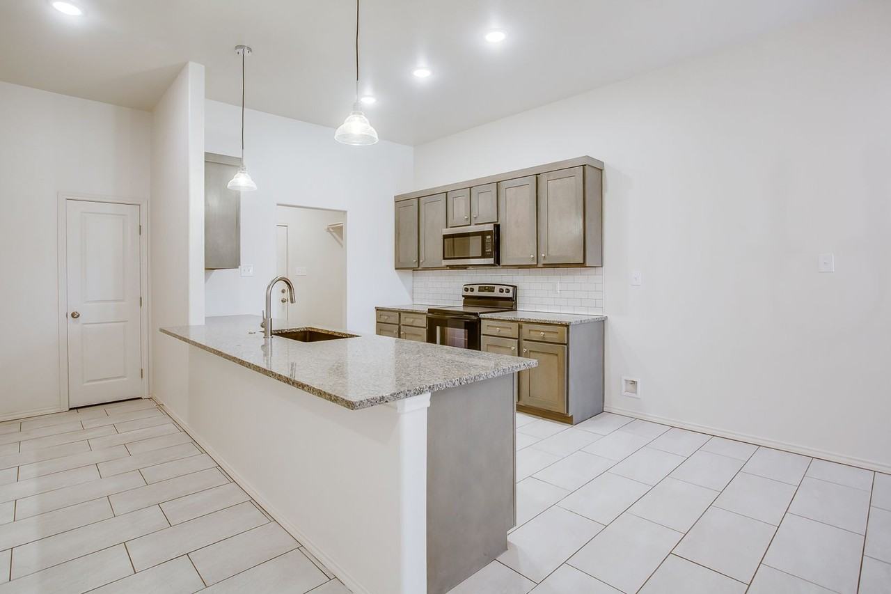 1708 Corpus Ave - Photo 3 of 19