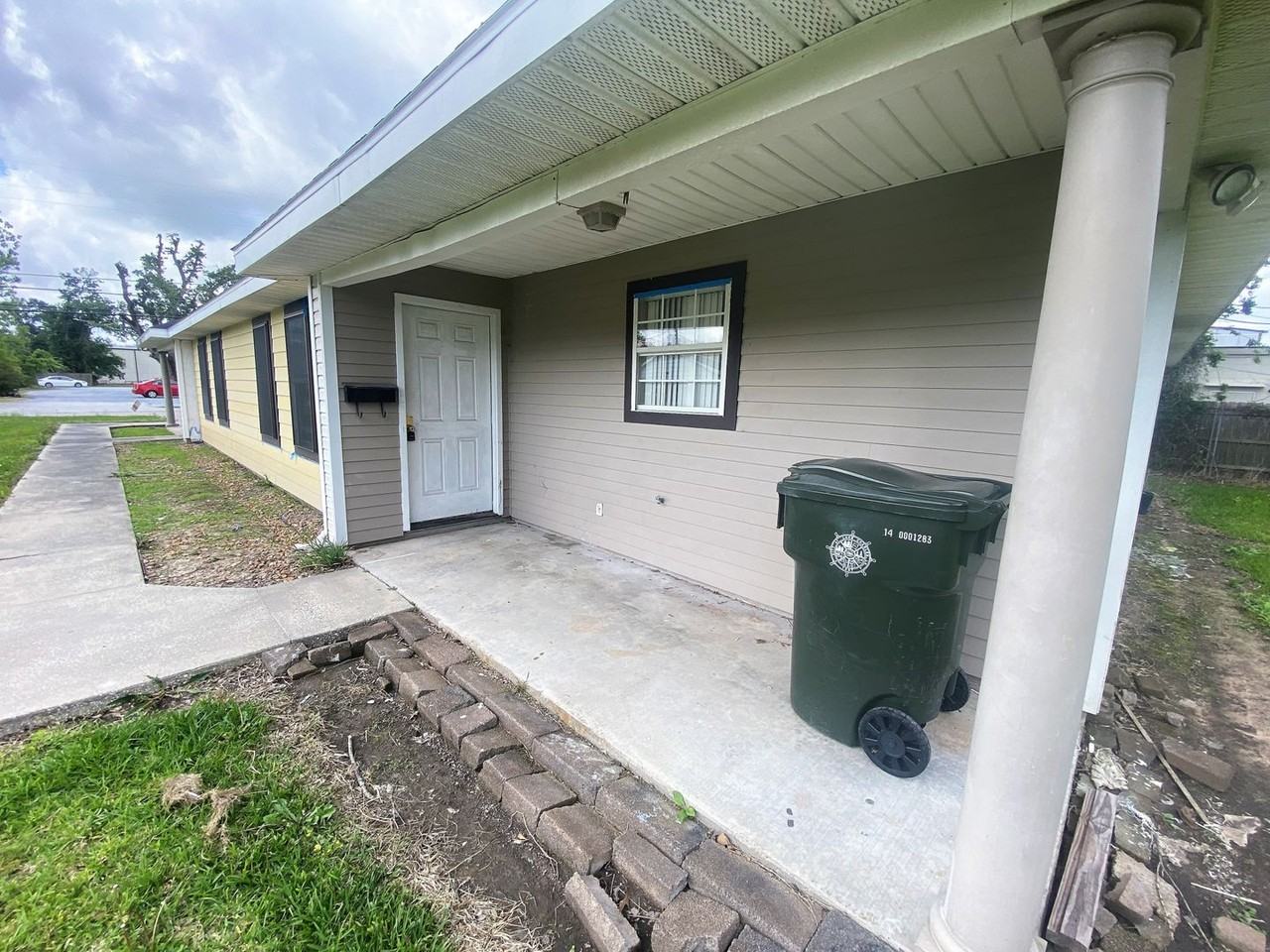 307 E Claude St - Photo 2 of 17