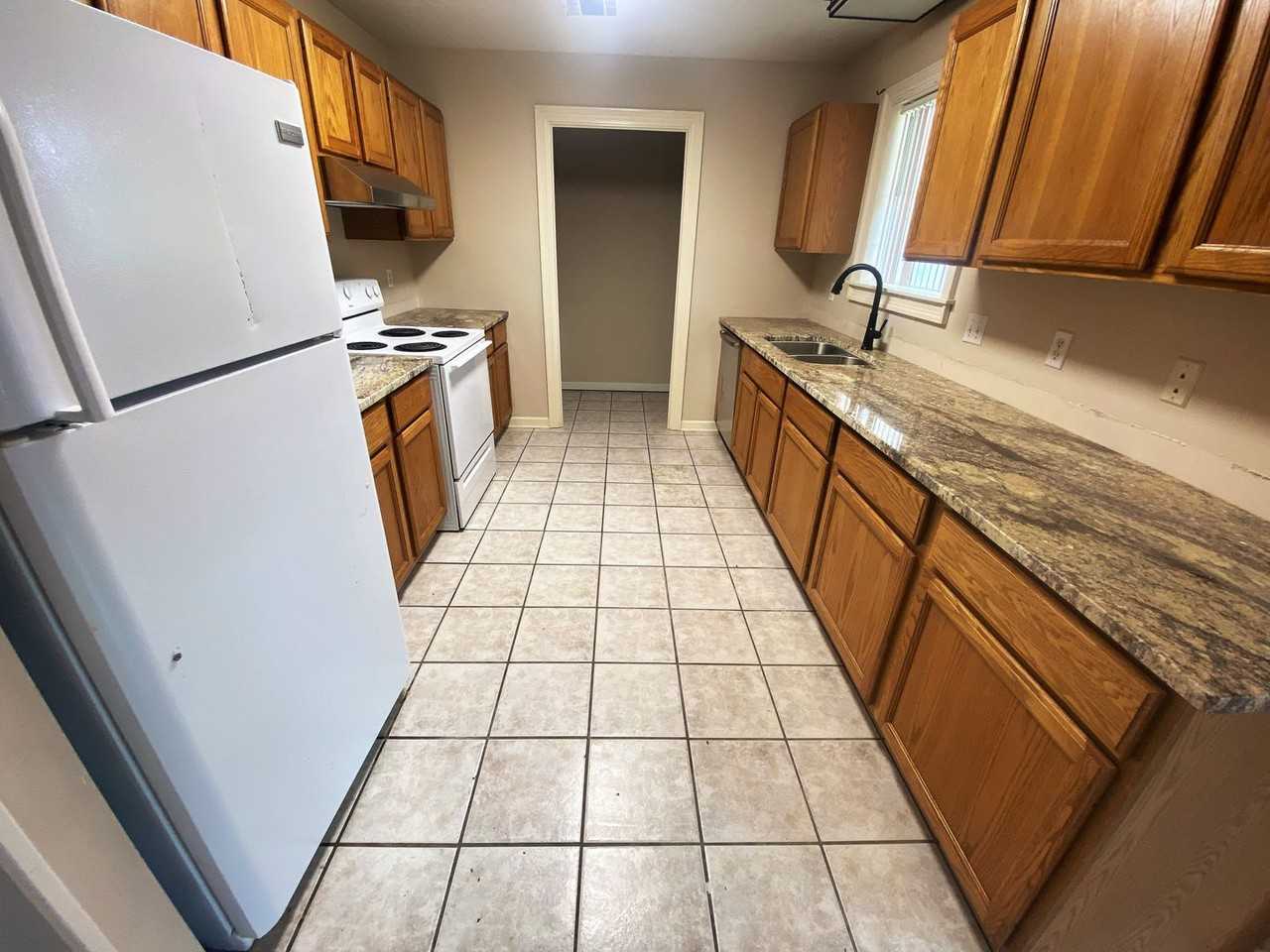 307 E Claude St - Photo 6 of 17