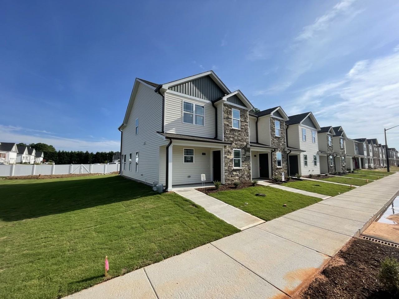1066 Peony Ln - Photo 2 of 12