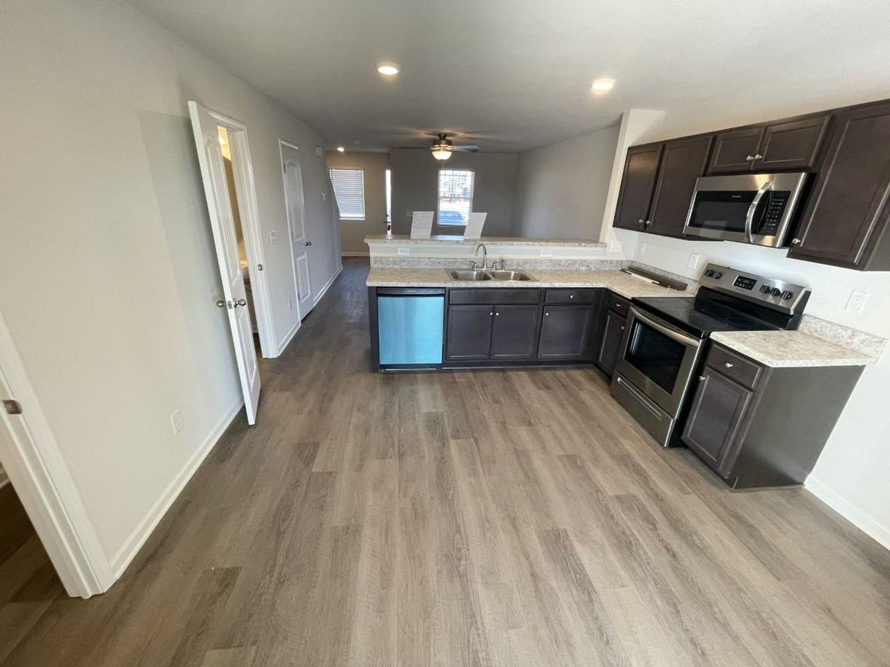 1066 Peony Ln - Photo 3 of 12