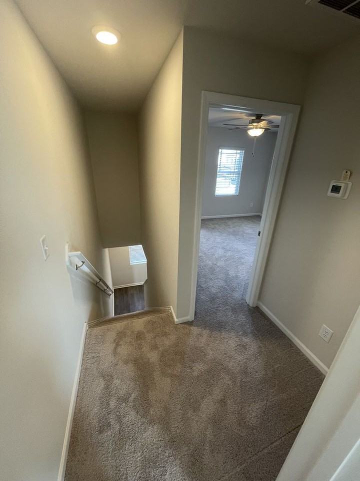 1066 Peony Ln - Photo 5 of 12