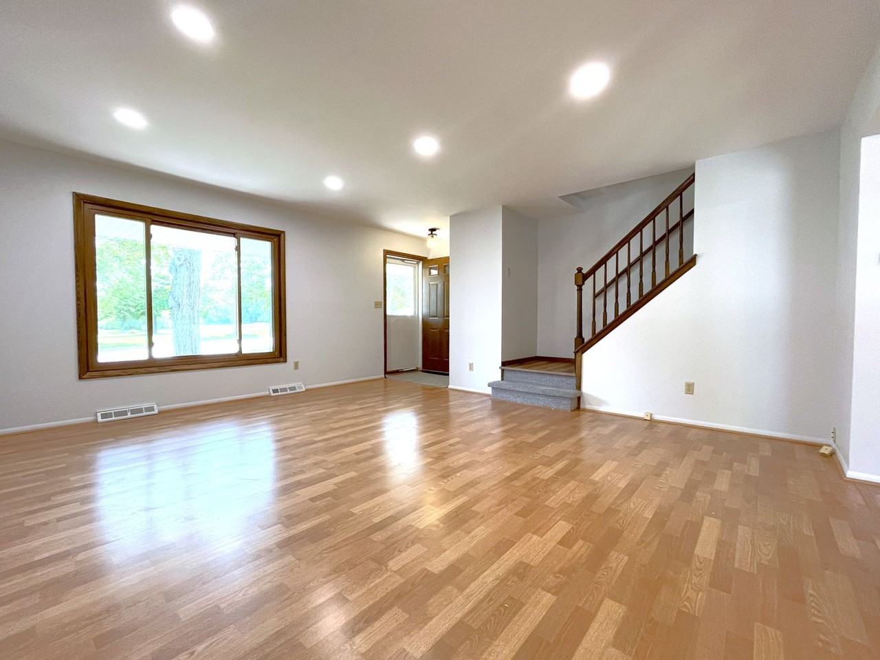 5595 Serene Ct - Photo 3 of 16