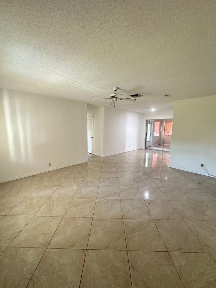 4106 Nw 47th St - Photo 3 of 27