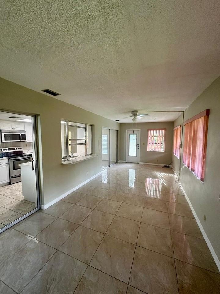 4106 Nw 47th St - Photo 4 of 27