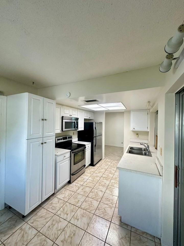 4106 Nw 47th St - Photo 5 of 27