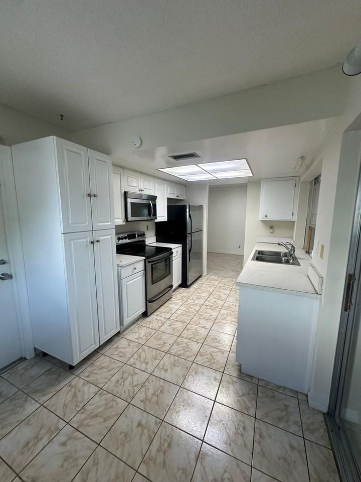 4106 Nw 47th St - Photo 7 of 27