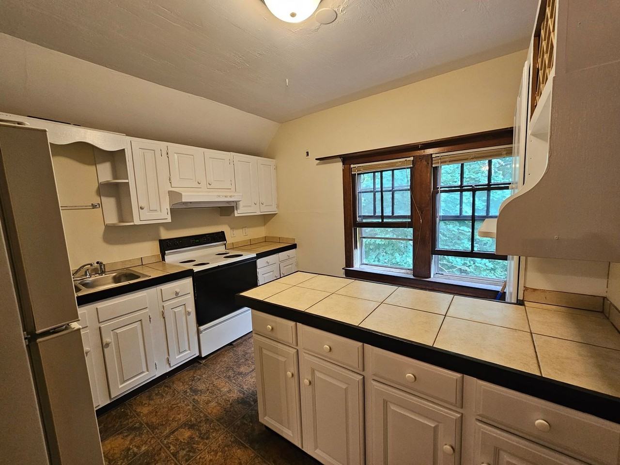 271 Nashua St - Photo 2 of 9