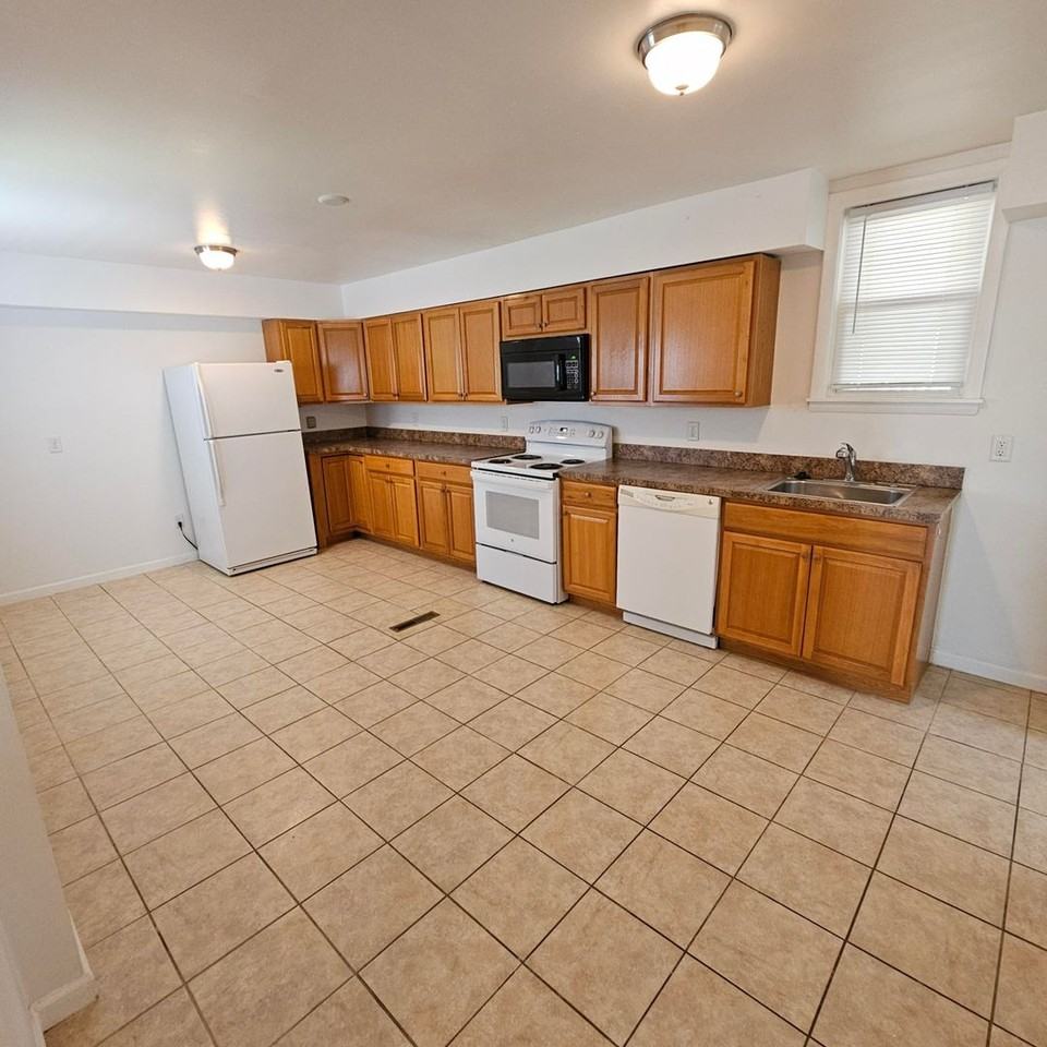 328 W Howard St - Photo 2 of 24