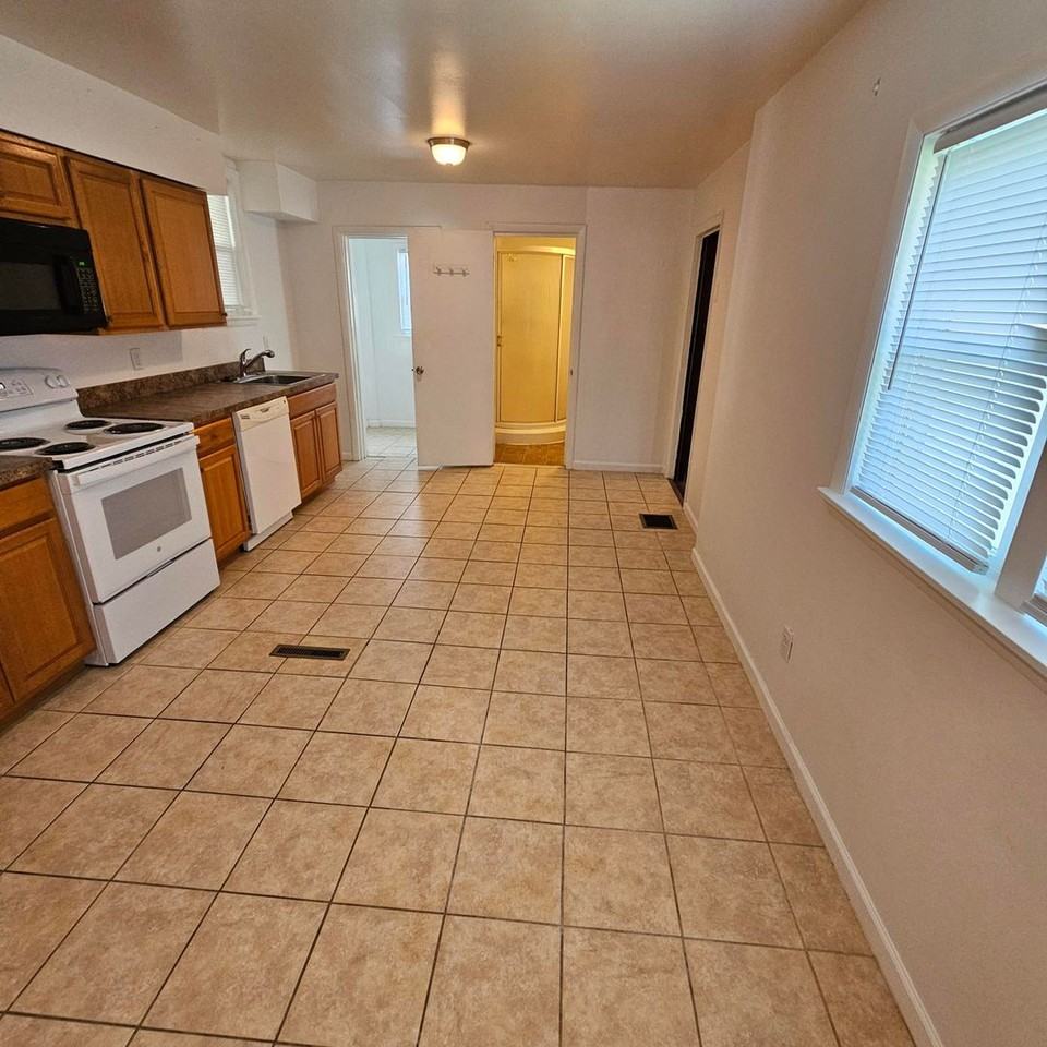 328 W Howard St - Photo 3 of 24