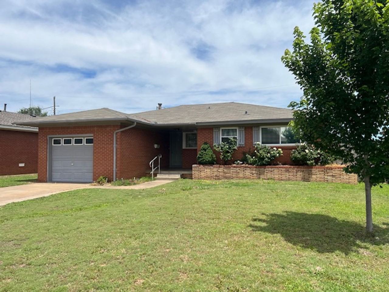 817 E Carroll Ln - Photo 2 of 19