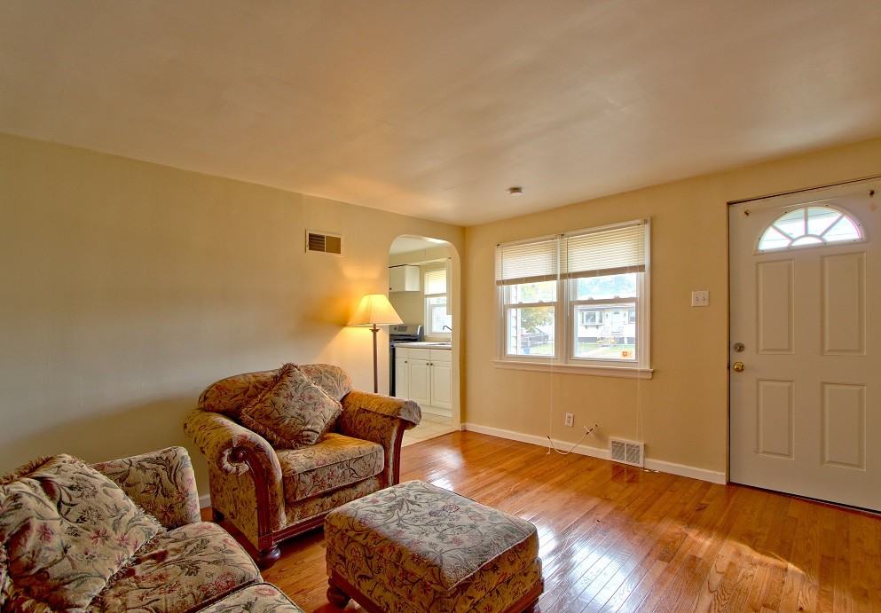 230 Grant Ave - Photo 3 of 11