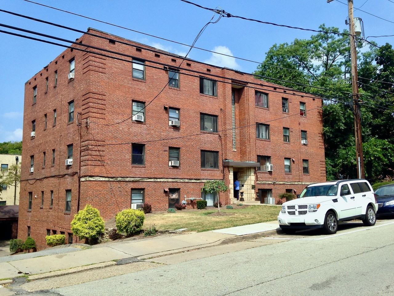 *** Spacious 1 Bedroom Apartments in the Heart of Mt. Lebanon * Pet Friendly  * Walk to the T * Available Now *** - Photo 2 of 4