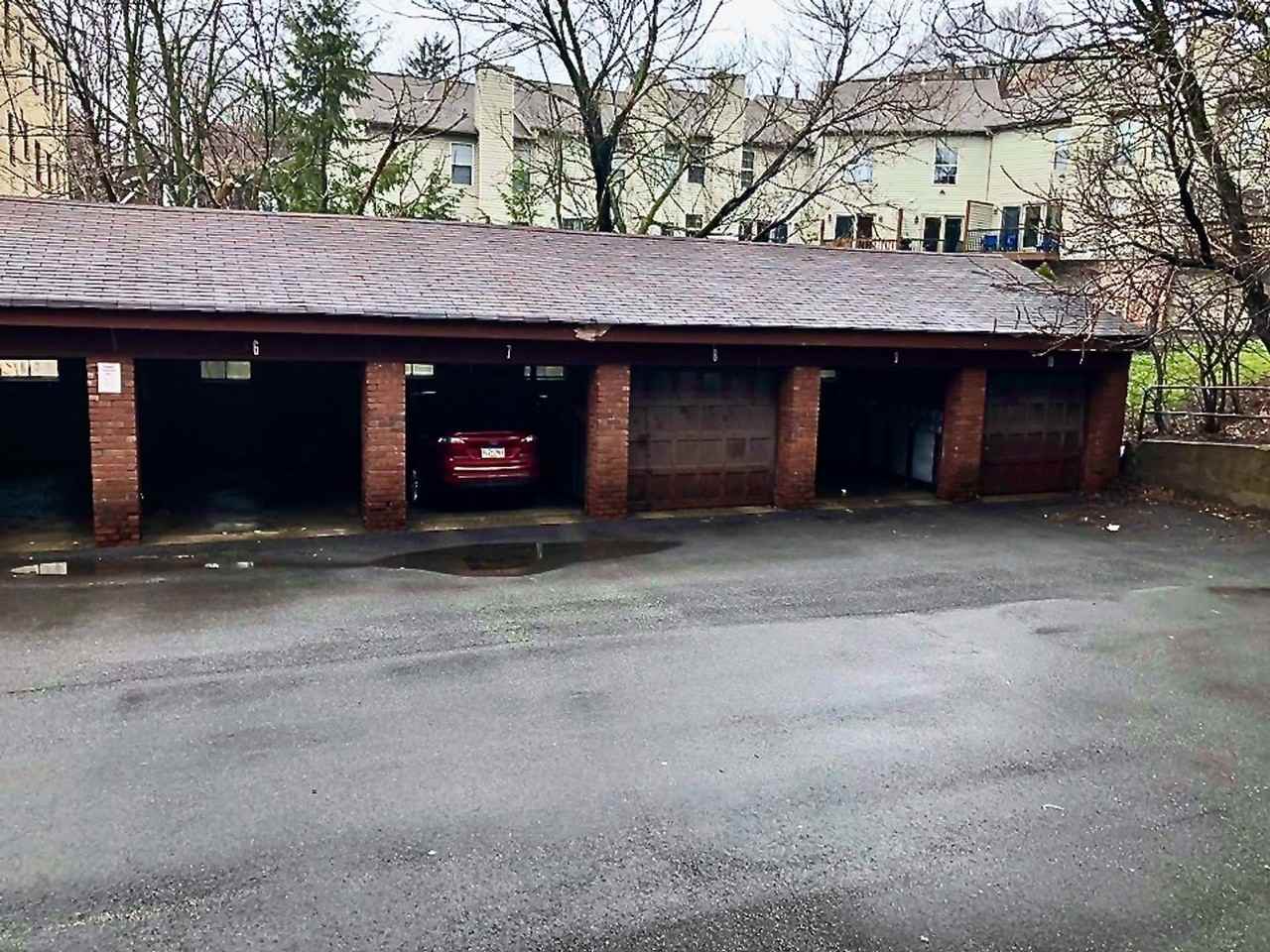 *** Spacious 1 Bedroom Apartments in the Heart of Mt. Lebanon * Pet Friendly  * Walk to the T * Available Now *** - Photo 3 of 4