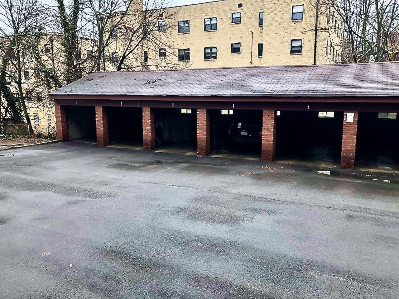 *** Spacious 1 Bedroom Apartments in the Heart of Mt. Lebanon * Pet Friendly  * Walk to the T * Available Now *** - Photo 4 of 4