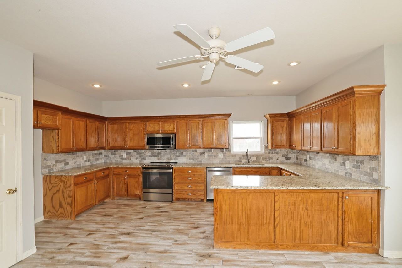 1510 Timothy Ln - Photo 3 of 28