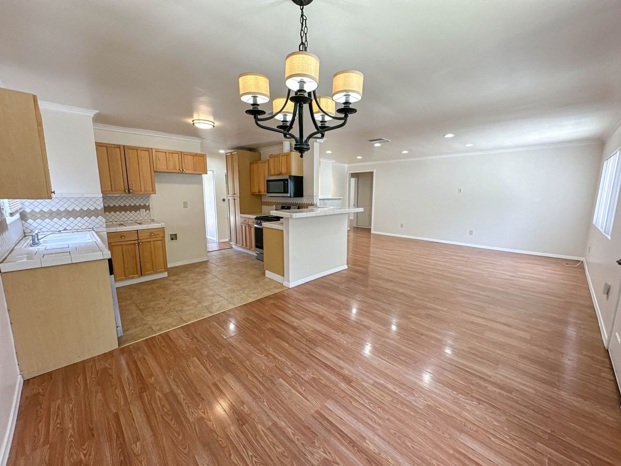 7353 Yarmouth Ave - Photo 5 of 17