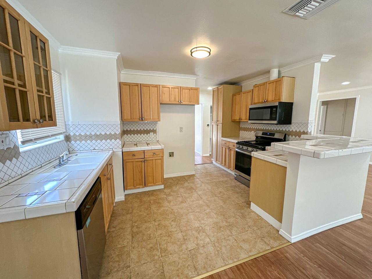 7353 Yarmouth Ave - Photo 6 of 17