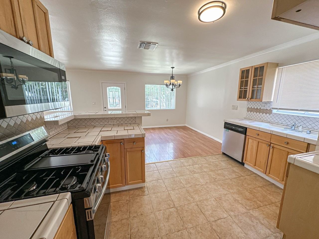 7353 Yarmouth Ave - Photo 7 of 17