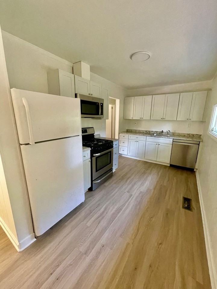 210 Meadow Dr - Photo 4 of 12