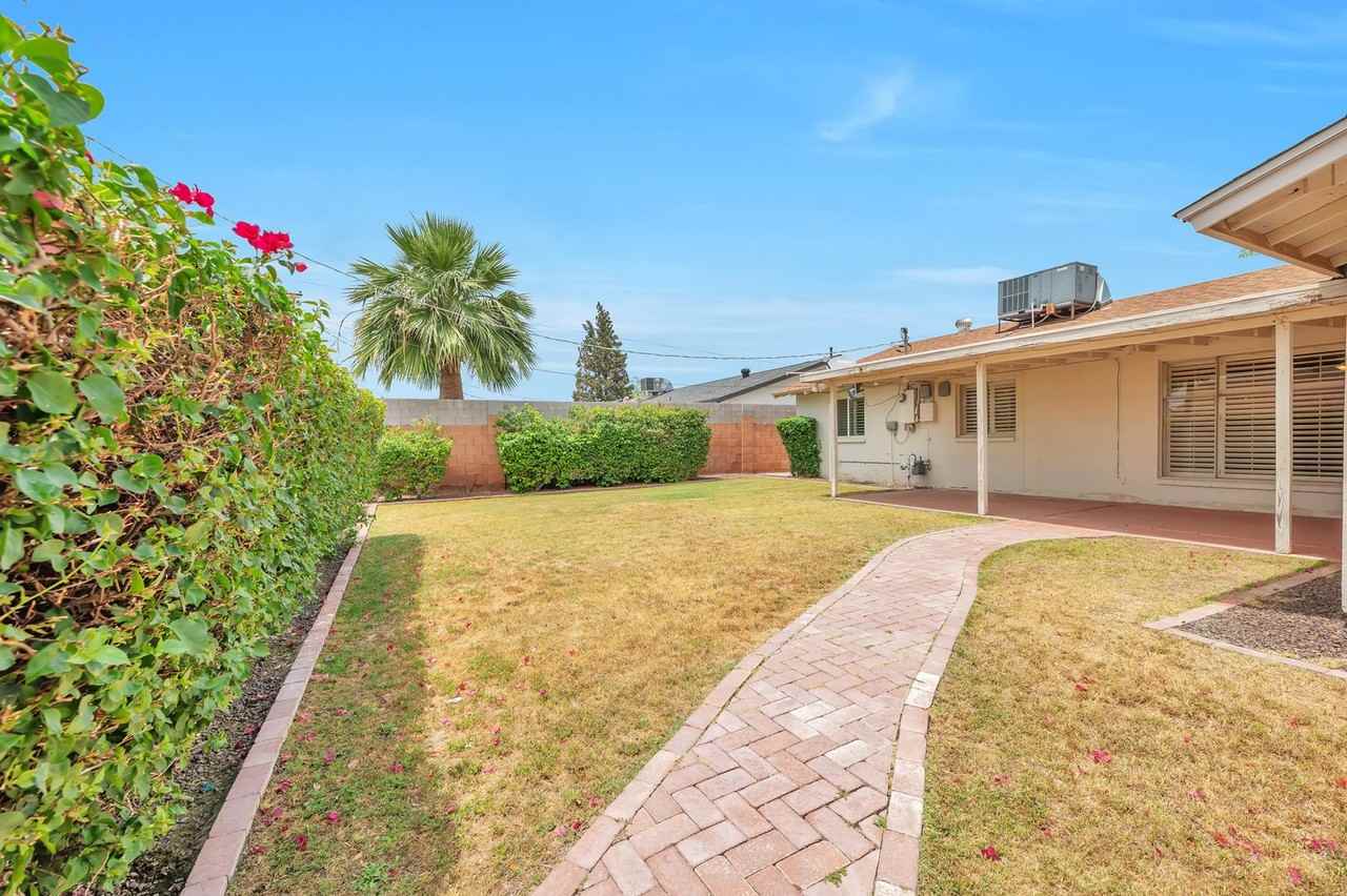 8445 E Dianna Dr - Photo 3 of 32