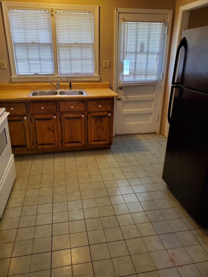 E 4th St Duplex - Photo 2 of 10