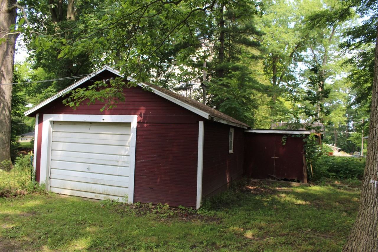 223 Oak Grove Dr - Photo 2 of 13