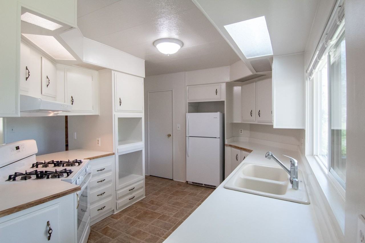 16652 Power Line Rd - Photo 6 of 23